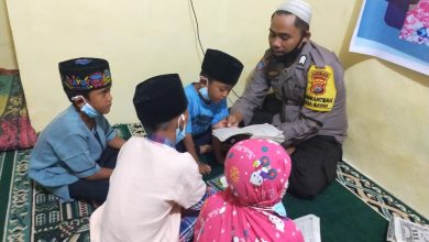 Photo of Kapolsek Bayan Mengaji Al-Qur’an Bersama Anak-Anak Dari Warga Masyaraka Sekitar