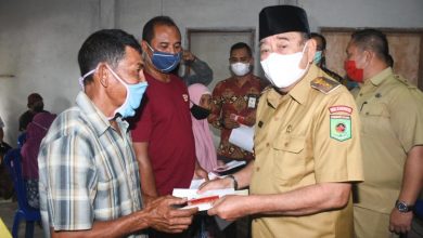 Photo of Bupati Lombok Utara H. Djohan Sjamsu, SH., Serahkan Jadup di Desa Pemenang Timur