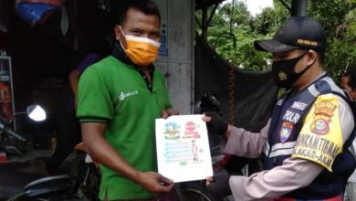 Photo of Kapolsek Bayan Sebar Brosur Prokes dan Sosialisasi Kampung Sehat 2