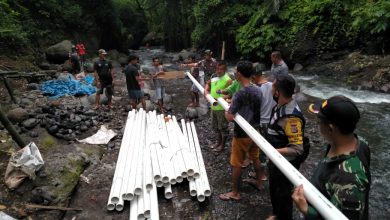 Photo of Kompak! Polsek Bayan, Koramil dan Masyarakat Desa Karang Bajo Gotong Rotong Memasang Pipa Air Bersih