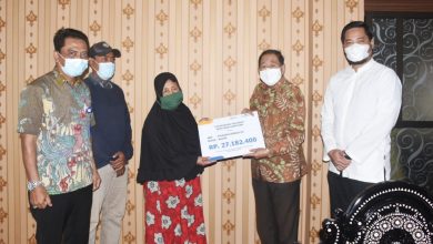 Photo of Bupati Lombok Utara Serahkan Santunan Kematian Kepada Keluarga Pegawai Non-ASN