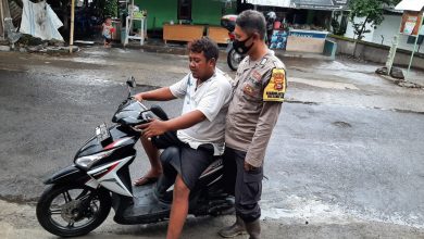 Photo of Dengan Humanis Bhabinkamtibmas di Desa Sambik Bangkol Himbau Warga Patuhi Protokol Kesehatan