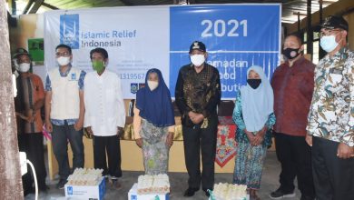 Photo of Bupati Lombok Utara Serahkan Paket Ramadhan Islamic Relief di Desa Gumantar Kecamatan Kayangan