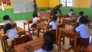 Photo of Satgas Pamtas Yonif 742/SWY Bantu Mengajar di Sekolah Perbatasan
