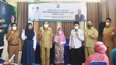 Photo of Bupati Lombok Utara Serahkan Bantuan Penyandang Disabilitas di Pemenang