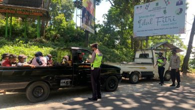 Photo of Kasat Lantas Polres Lombok Utara Iptu I Made Sugaiarta, SH., Tegur Warga Gunakan Mobil Bak Terbuka Angkut Penumpang