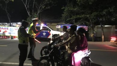 Photo of Satlantas Polres Lombok Utara AKP Agus Harmawan, Menggelar Patroli Malam Sekaligus Edukasi Prokes Pada Pengguna Jalan Untuk Cipta Harkamtibmas