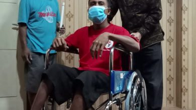 Photo of Bupati Lombok Utara H. Djohan Sjamsu, SH., Serahkan Bantuan Kursi Roda kepada Penyandang Difabel