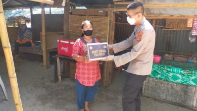 Photo of Polres Lombok Utara Berikan Bantuan Sembako di Masa PPKM Dan Imbau Masyarakat Patuh Prokes