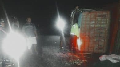 Photo of Diduga Mengalami Rem Blong Mobil Fuso Terguling dan Menabrak Pagar Pembatas di Pusuk