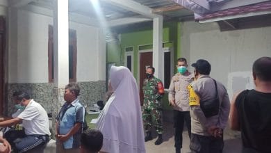 Photo of Babinsa Dan Babinkamtibmas Kawal Pelaksanaan Vaksinasi Tahap I dan II Di Desa Malaka
