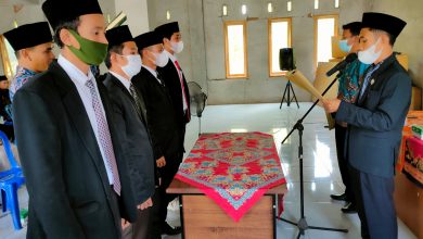 Photo of Kades Sukadana Zul Rahman, SH., S.Pd., Lantik Empat Perangkat Kewilayahan