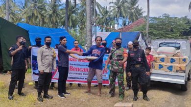Photo of Pemdes Mumbul Sari Kecamatan Bayan berikan Bantuan Korban Banjir Di Kecamatan Batu Layar