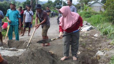 Photo of Warga Dari 6 Dusun di Desa Bayan Turun Kejalan Untuk Gotong Royong Perbaikan Jalan