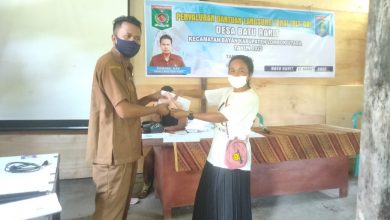 Photo of Kepala Desa Batu Rakit Rismana, S.Pd., Memberikan Bantuan Langsung Tunai Dana Desa Tahap Pertama