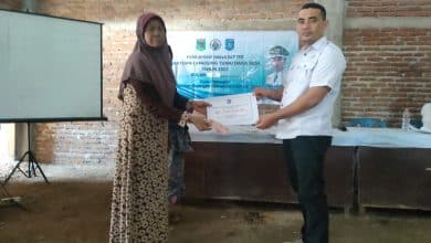 Photo of Kepala Desa Kayangan Edi Kartono, SE., Memberikan Bantuan Langsung Tunai Dana Desa Tahap VIII