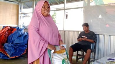 Photo of Pembagian Bantuan Beras Untuk 452 KK di Desa Gondang