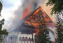 Photo of Gedung DPRD NTB Terbakar Saat Demo Aliansi Mahasiswa Dari Sejumlah Universitas Di Nusa Tenggara Barat