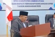 Photo of Rapat Paripurna DPRD Lombok Utara Bupati Dr. H. Najmul Akhyar, SH., MH., Sampaikan Penjelasan Rancangan APBD 2026