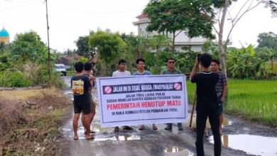 Photo of Pemerintah Lombok Tengah Tutup Mata Jalan Penghubung Tiga Desa Di Segel Warga