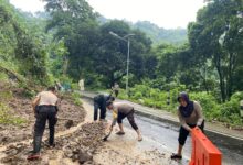 Photo of Polsek Pemenang Bersihkan Longsor di Jalur Pusuk, Akses Lalu Lintas Kembali Normal