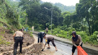 Photo of Polsek Pemenang Bersihkan Longsor di Jalur Pusuk, Akses Lalu Lintas Kembali Normal