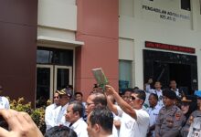 Photo of DI Bawah Sumpah Al-Qur’an Ketua Pengadilan Agama Praya DI Kepung Massa Diduga Praktek Eksekusi yang Membabi-Buta