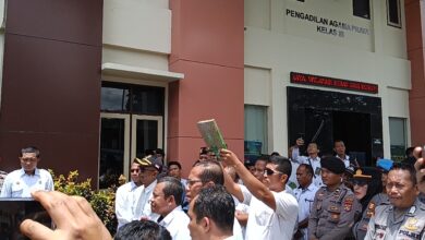 Photo of DI Bawah Sumpah Al-Qur’an Ketua Pengadilan Agama Praya DI Kepung Massa Diduga Praktek Eksekusi yang Membabi-Buta