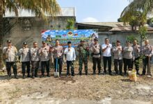 Photo of Bhakti Persada 34 Tahun, Polsek Mataram Tanam Pohon Serentak di Mapolsek